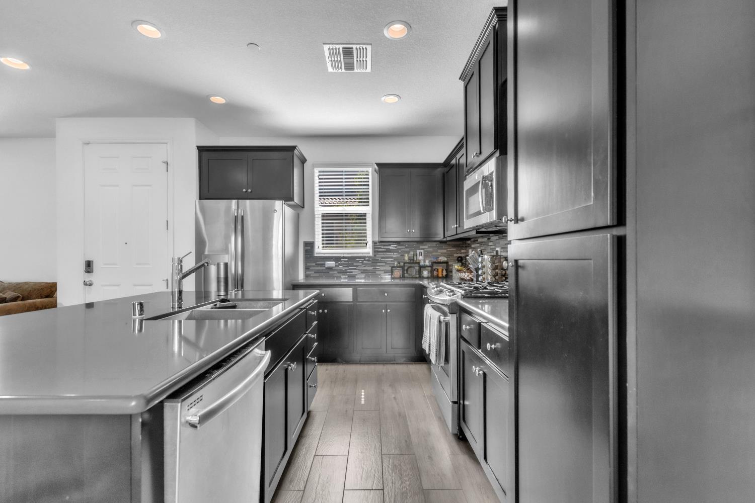 Detail Gallery Image 11 of 27 For 7829 Acorri Walk, Sacramento,  CA 95823 - 3 Beds | 2/1 Baths