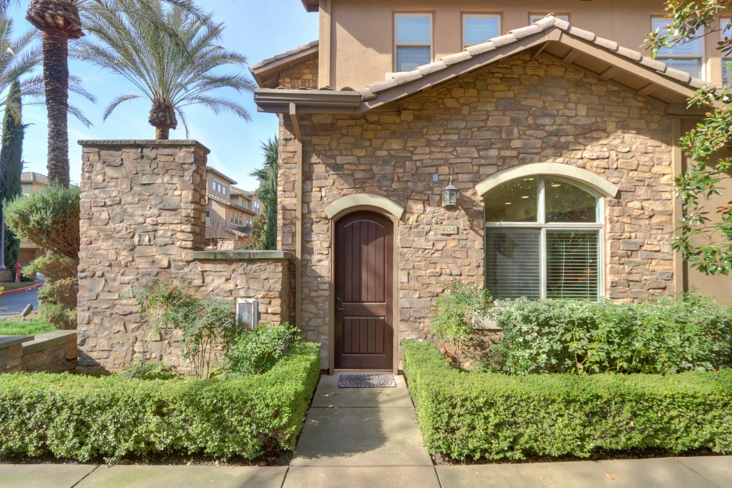 Detail Gallery Image 2 of 29 For 2430 Pavilions Place Ln #404,  Sacramento,  CA 95825 - 4 Beds | 3/1 Baths