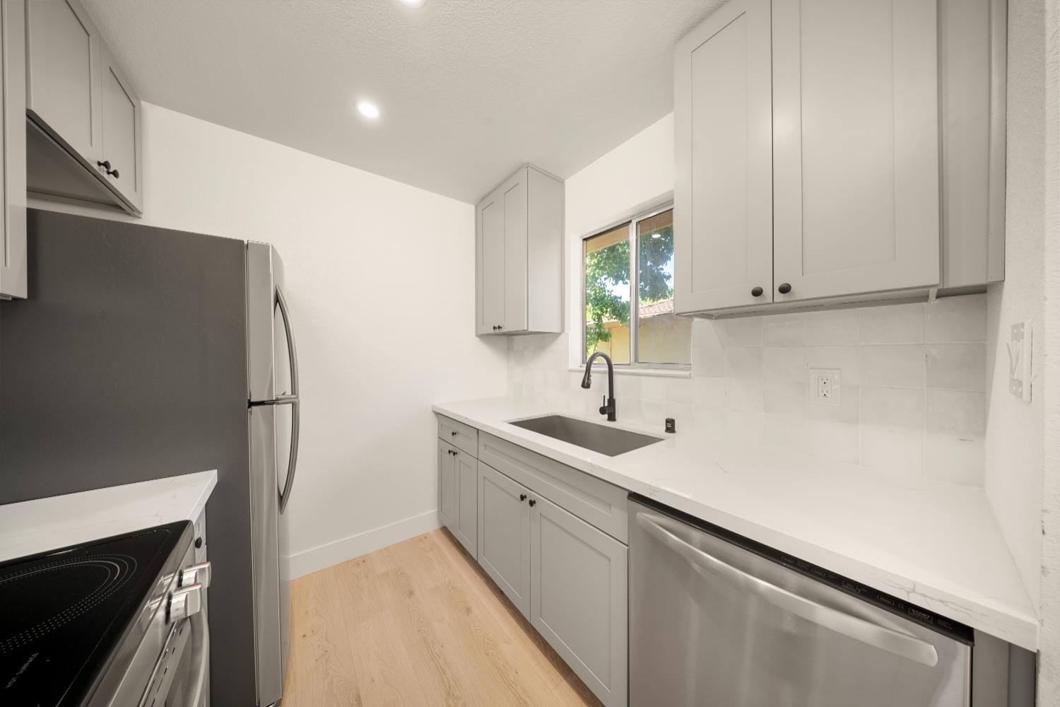 Detail Gallery Image 5 of 14 For 5091 Rhode Island Dr #4,  Sacramento,  CA 95841 - 2 Beds | 1 Baths