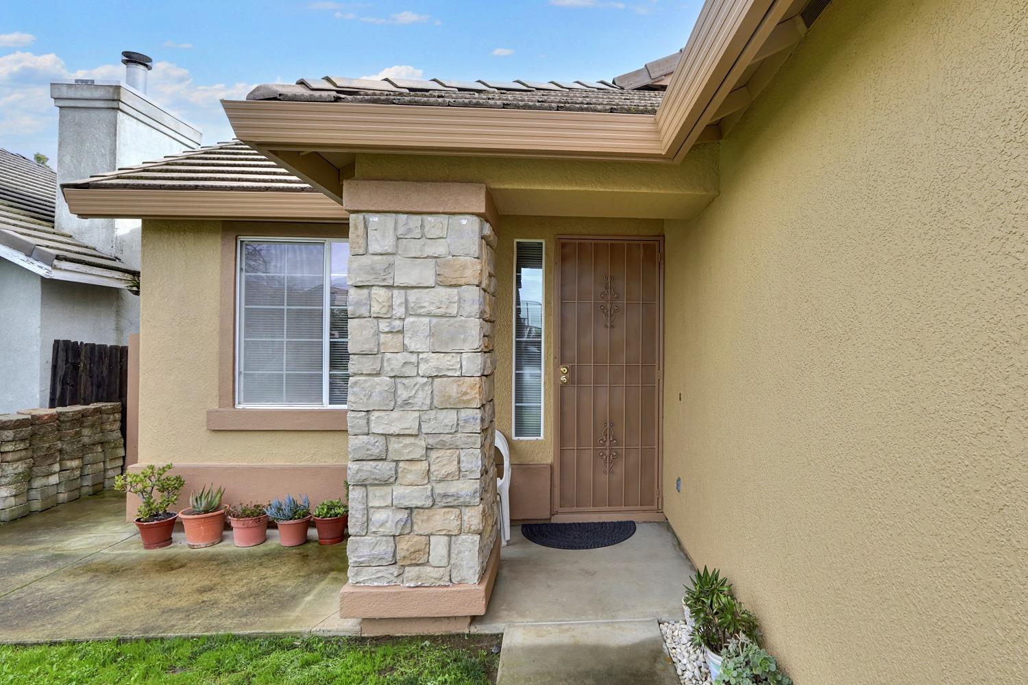 Detail Gallery Image 2 of 38 For 8275 Fanning Way, Sacramento,  CA 95829 - 3 Beds | 2 Baths