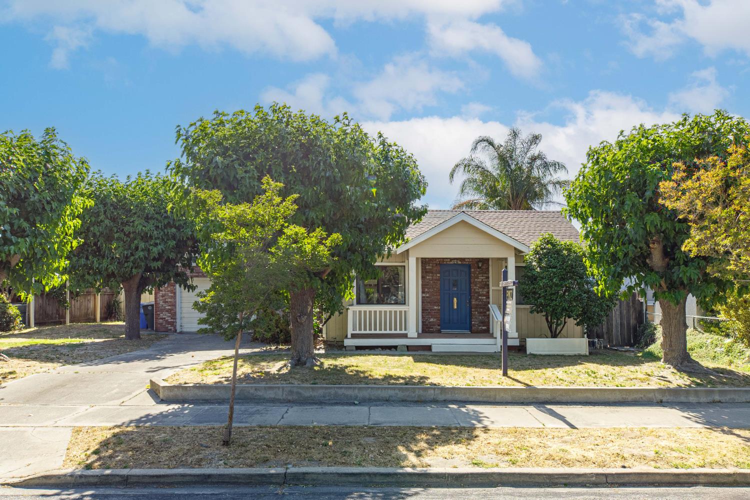 Detail Gallery Image 1 of 47 For 221 N Grant Ave, Manteca,  CA 95336 - 3 Beds | 2/1 Baths