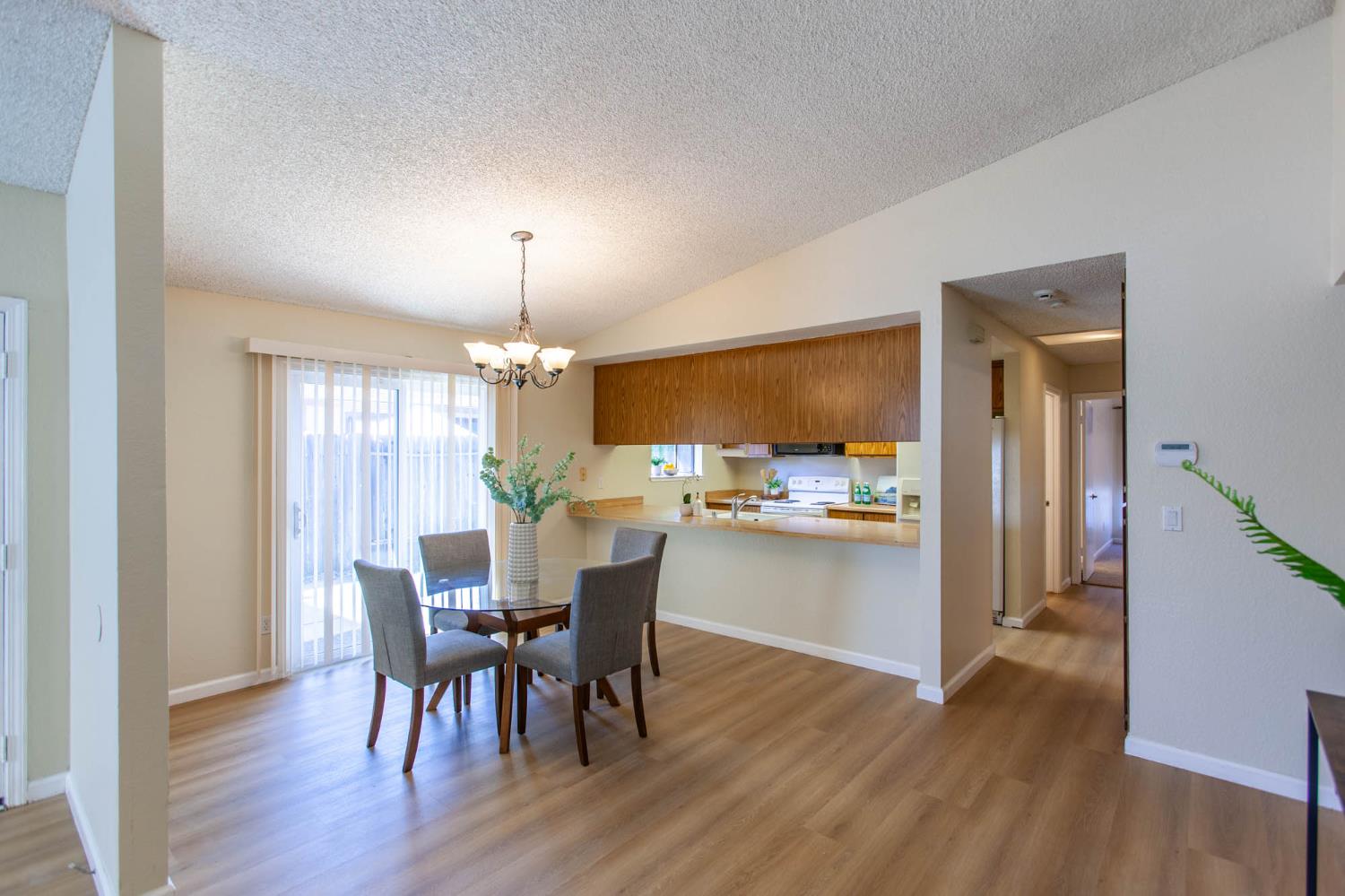 Detail Gallery Image 10 of 28 For 2949 Candido Dr, Sacramento,  CA 95833 - 2 Beds | 2 Baths
