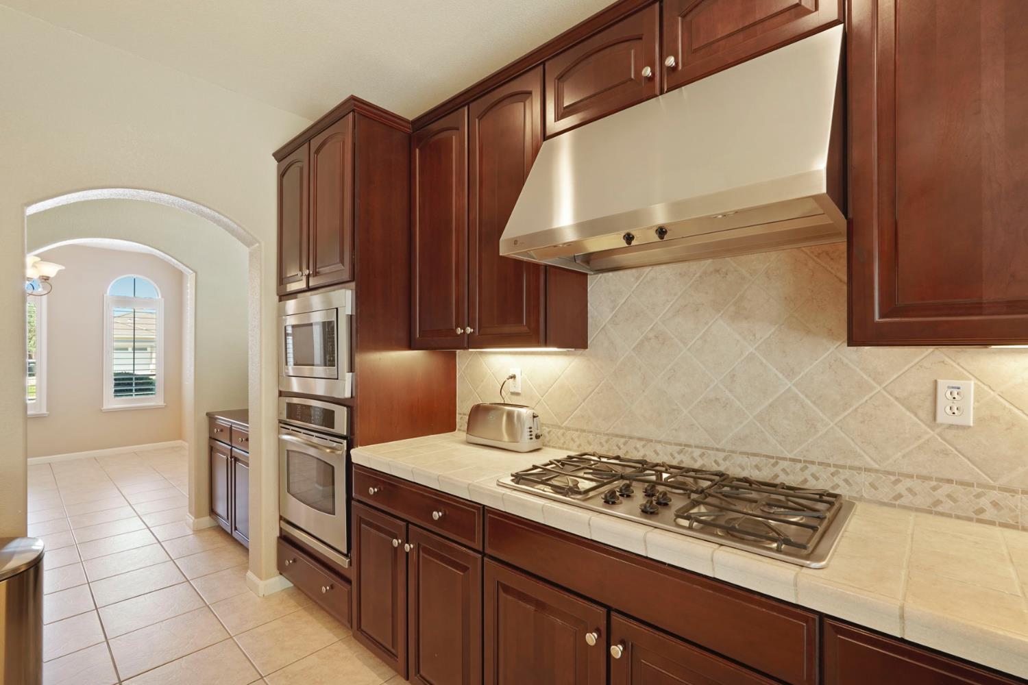 Detail Gallery Image 9 of 50 For 9734 Fall Valley Way, Sacramento,  CA 95829 - 5 Beds | 3 Baths