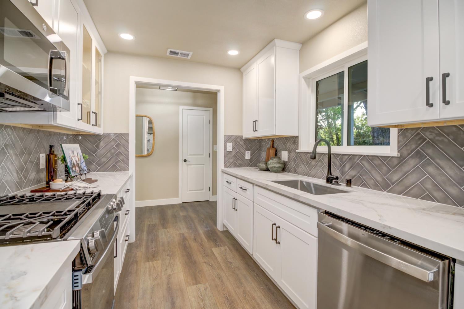 Detail Gallery Image 18 of 45 For 5512 Vahalla Dr, Carmichael,  CA 95608 - 3 Beds | 2 Baths