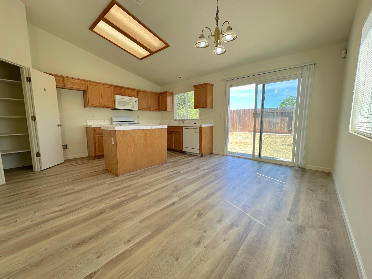 Detail Gallery Image 9 of 23 For 1696 Venice Cir, Stockton,  CA 95206 - 3 Beds | 2 Baths
