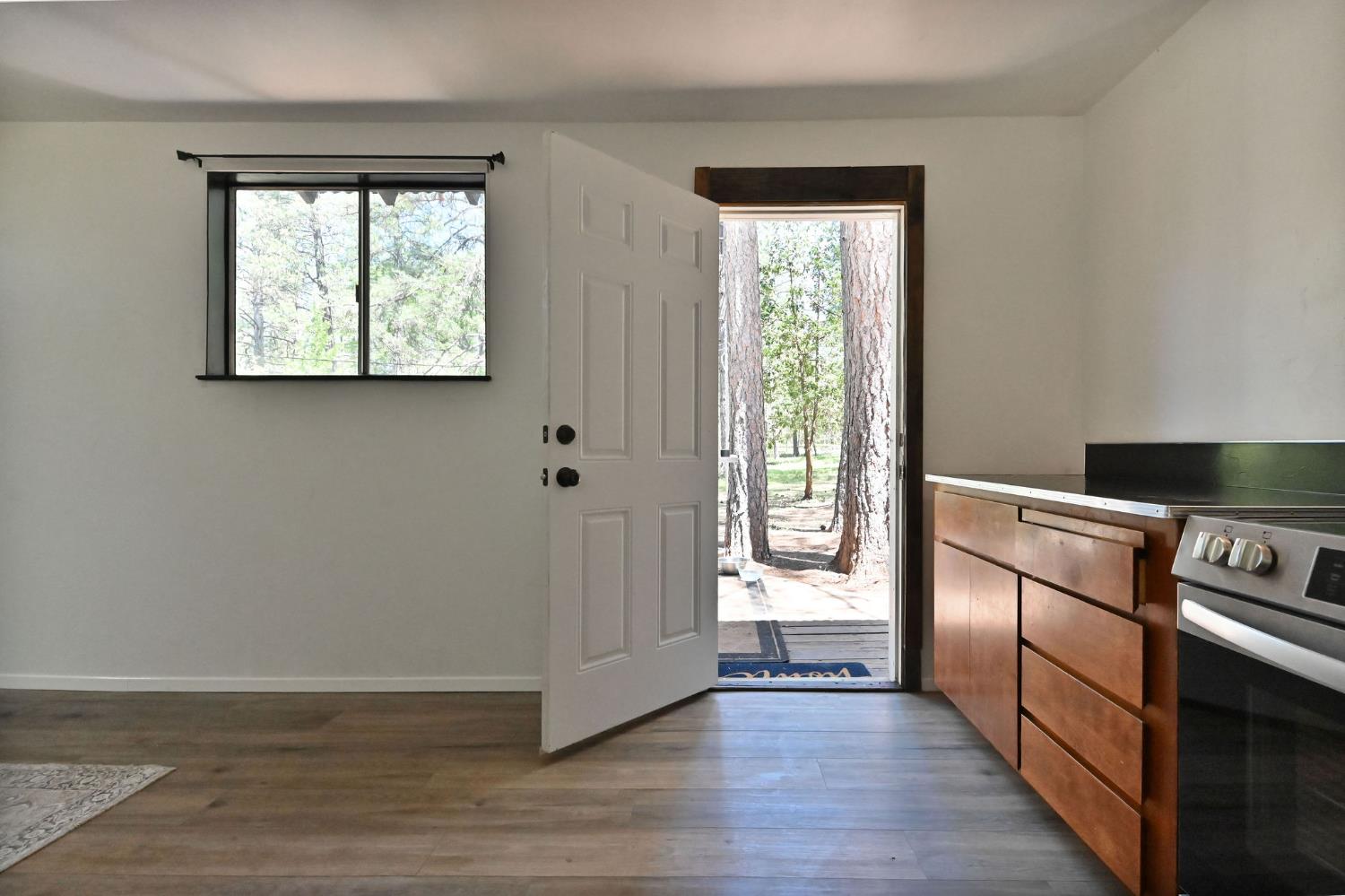 Detail Gallery Image 9 of 31 For 1216 Railroad Flat Rd, Mokelumne Hill,  CA 95245 - 1 Beds | 1 Baths