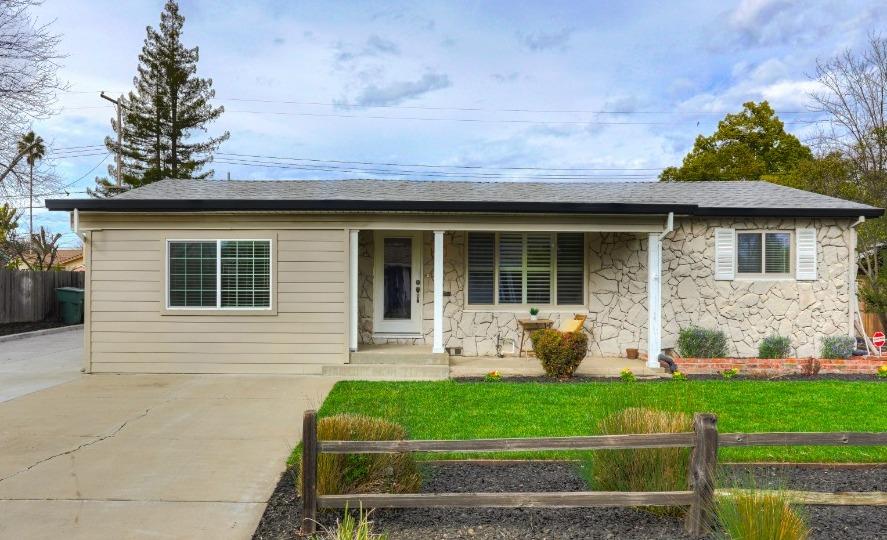 Detail Gallery Image 1 of 34 For 1005 Hillcrest Ave, Roseville,  CA 95678 - 3 Beds | 2 Baths