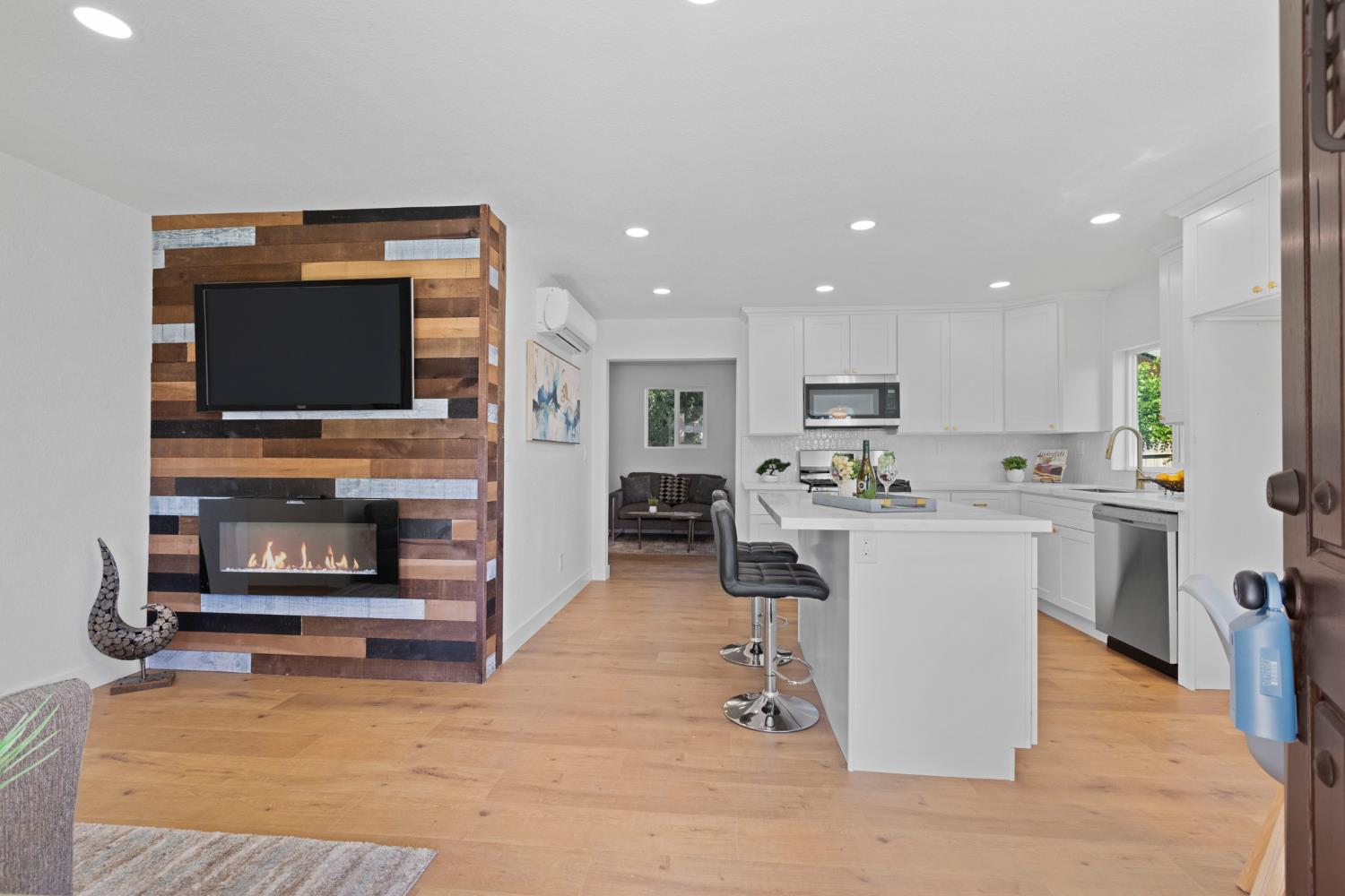 Detail Gallery Image 2 of 27 For 5121 Mendocino Blvd, Sacramento,  CA 95820 - 3 Beds | 1 Baths