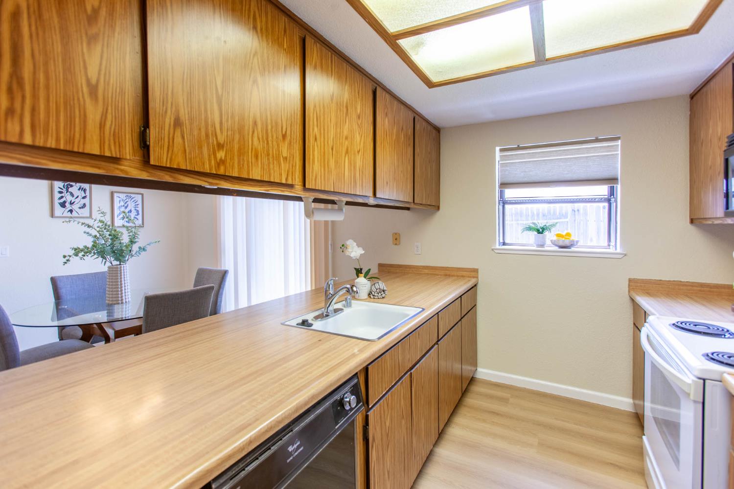 Detail Gallery Image 14 of 28 For 2949 Candido Dr, Sacramento,  CA 95833 - 2 Beds | 2 Baths