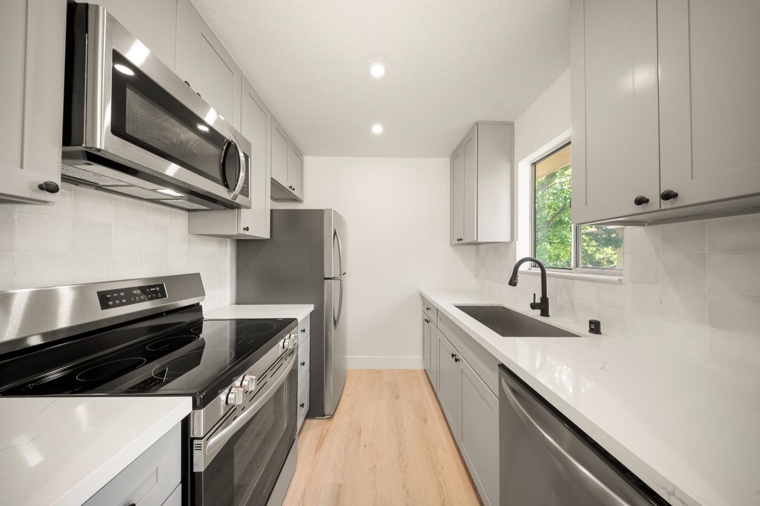 Detail Gallery Image 4 of 14 For 5091 Rhode Island Dr #4,  Sacramento,  CA 95841 - 2 Beds | 1 Baths