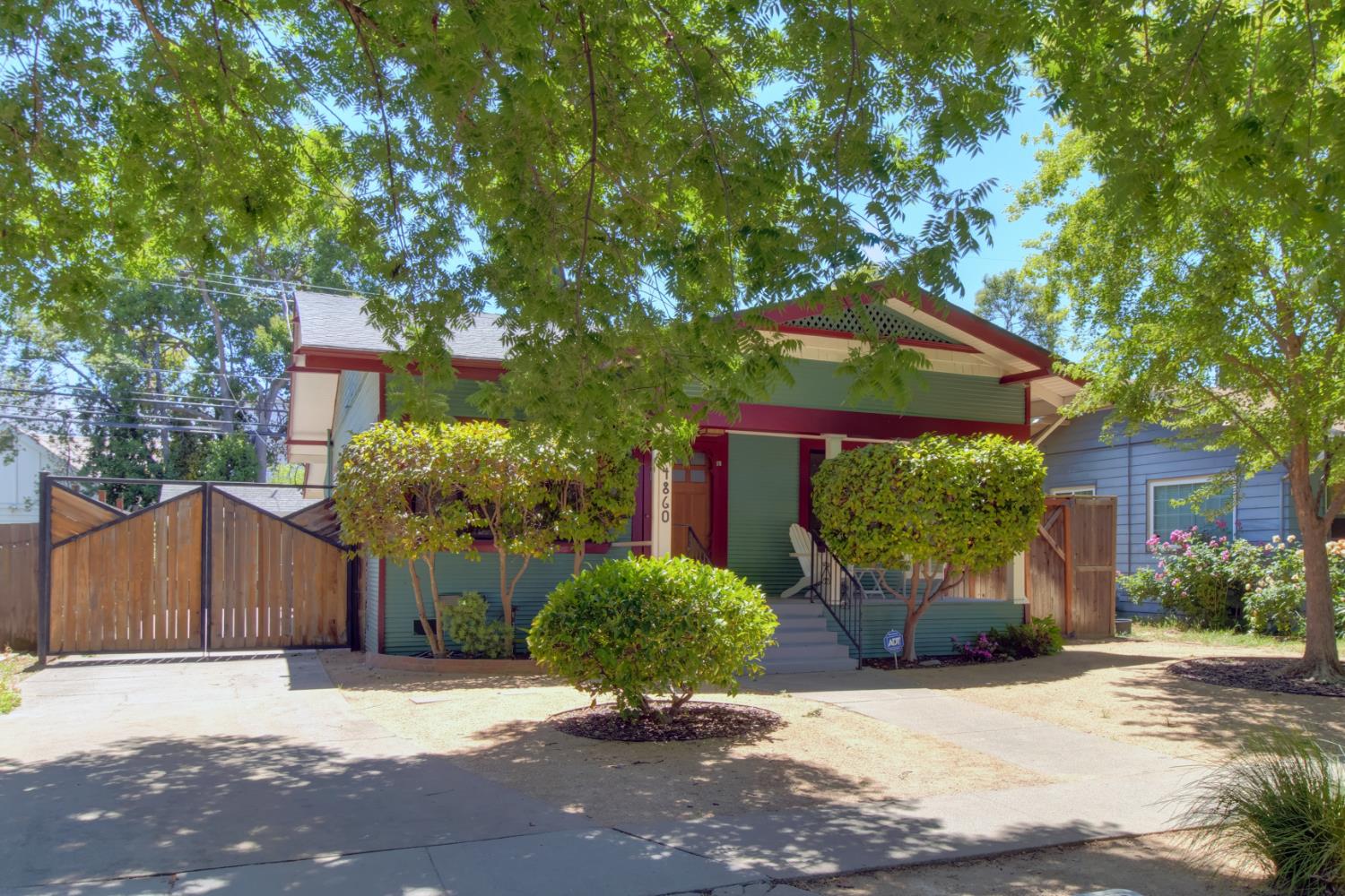 Detail Gallery Image 1 of 53 For 4860 U St, Sacramento,  CA 95817 - 3 Beds | 2 Baths