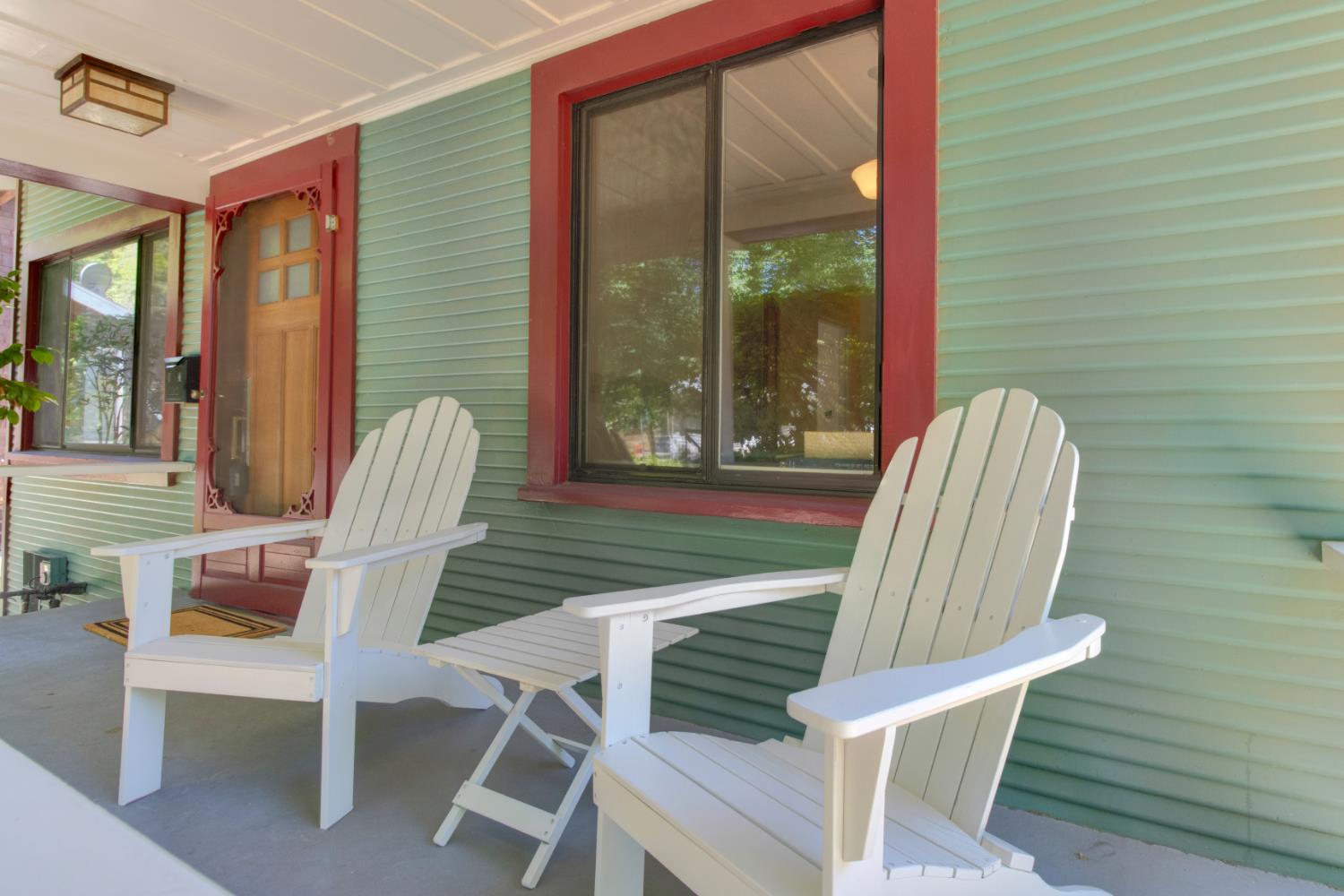 Detail Gallery Image 3 of 53 For 4860 U St, Sacramento,  CA 95817 - 3 Beds | 2 Baths