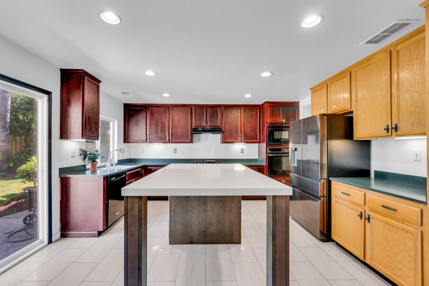 Detail Gallery Image 18 of 90 For 3309 Kittiwake Dr, Sacramento,  CA 95833 - 5 Beds | 3 Baths