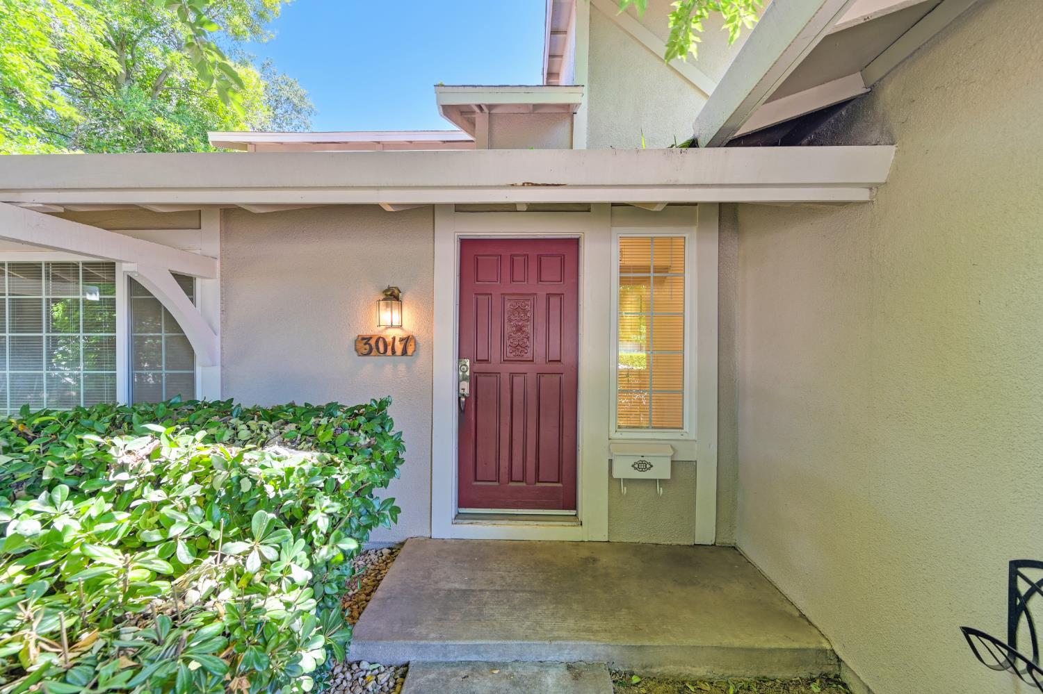 Detail Gallery Image 1 of 34 For 3017 Nikol, Sacramento,  CA 95826 - 4 Beds | 2/1 Baths