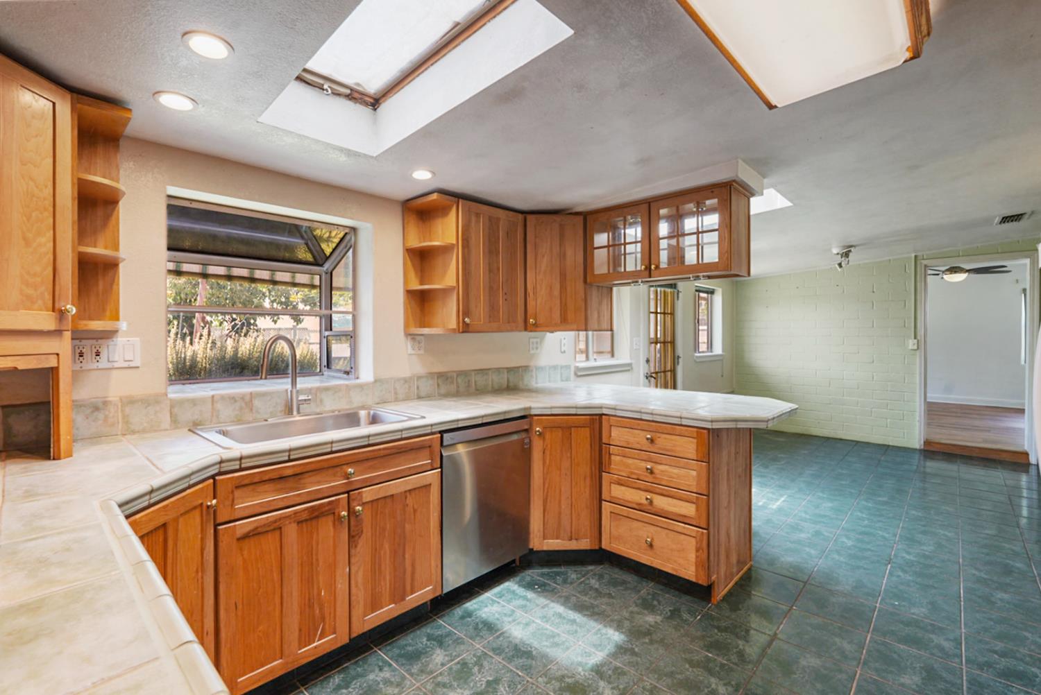 Detail Gallery Image 6 of 51 For 1721 Grimes Ave, Modesto,  CA 95358 - 3 Beds | 2 Baths