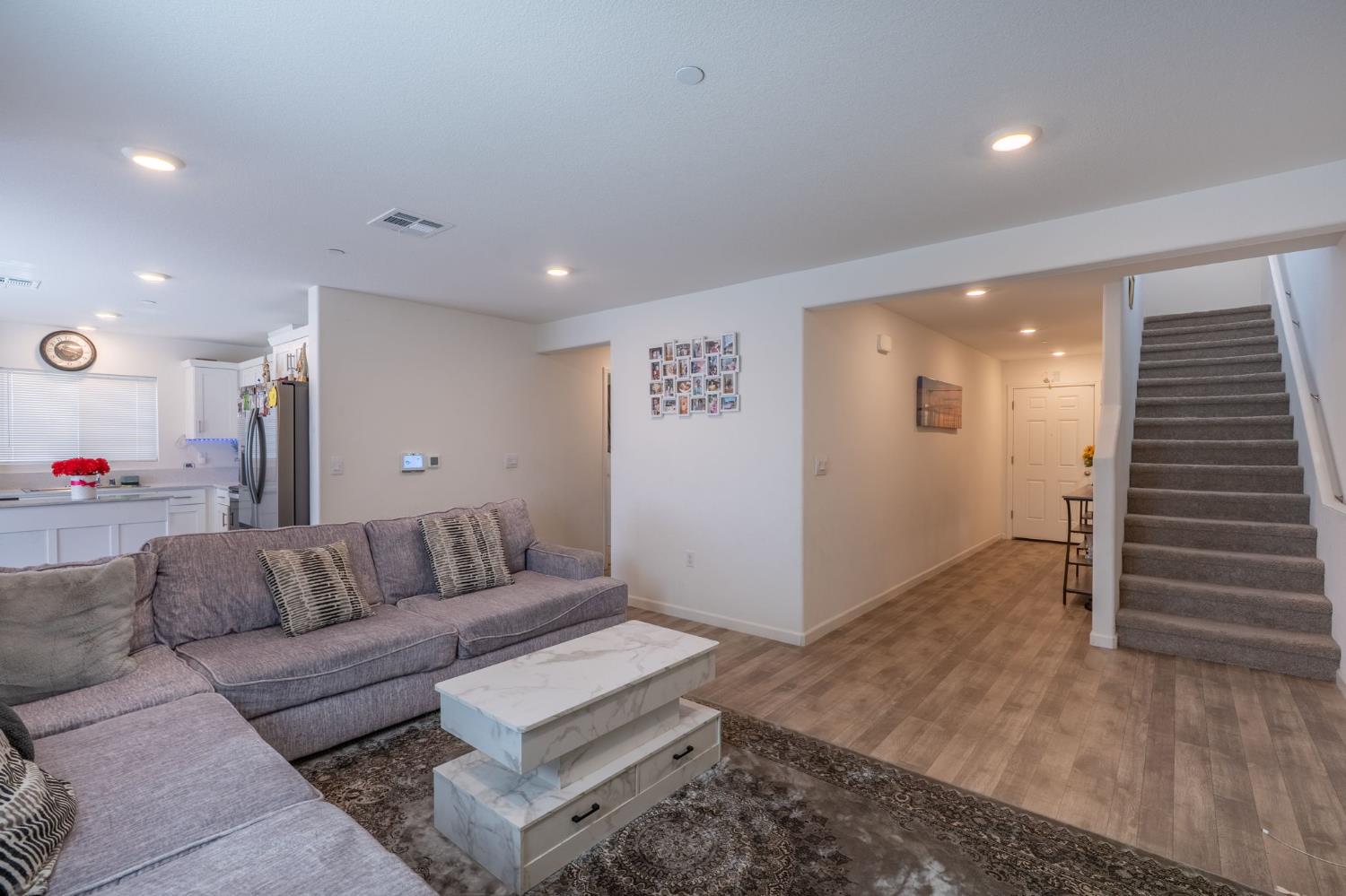 Detail Gallery Image 8 of 32 For 6421 Maple Leaf Ln, Riverbank,  CA 95367 - 5 Beds | 3 Baths