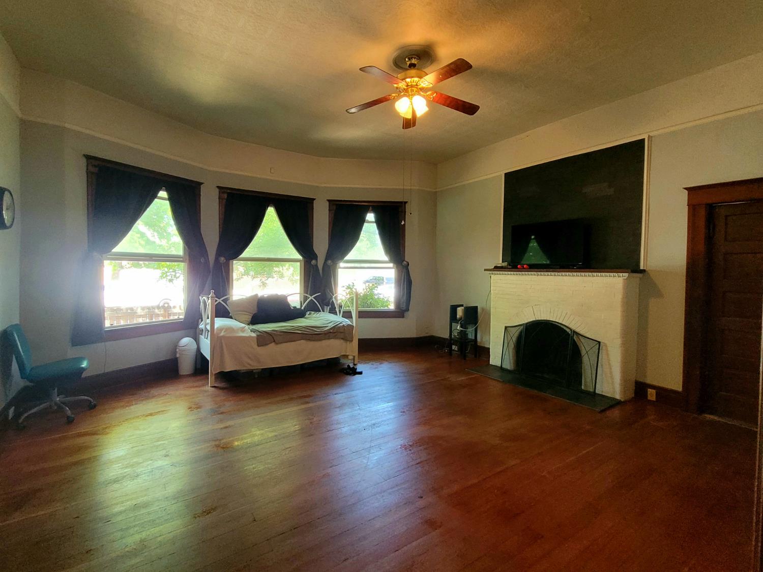 Detail Gallery Image 5 of 23 For 1948 K St, Merced,  CA 95340 - 3 Beds | 2 Baths