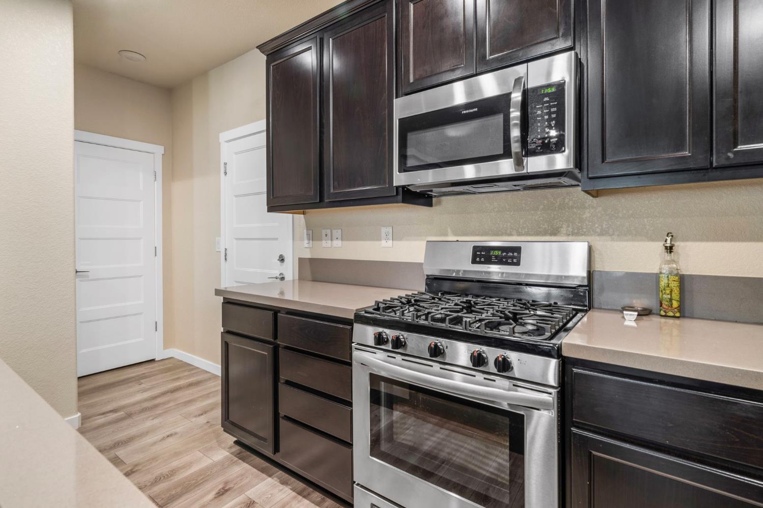 Detail Gallery Image 8 of 39 For 4242 Ocean Ln, Elk Grove,  CA 95757 - 4 Beds | 2/1 Baths