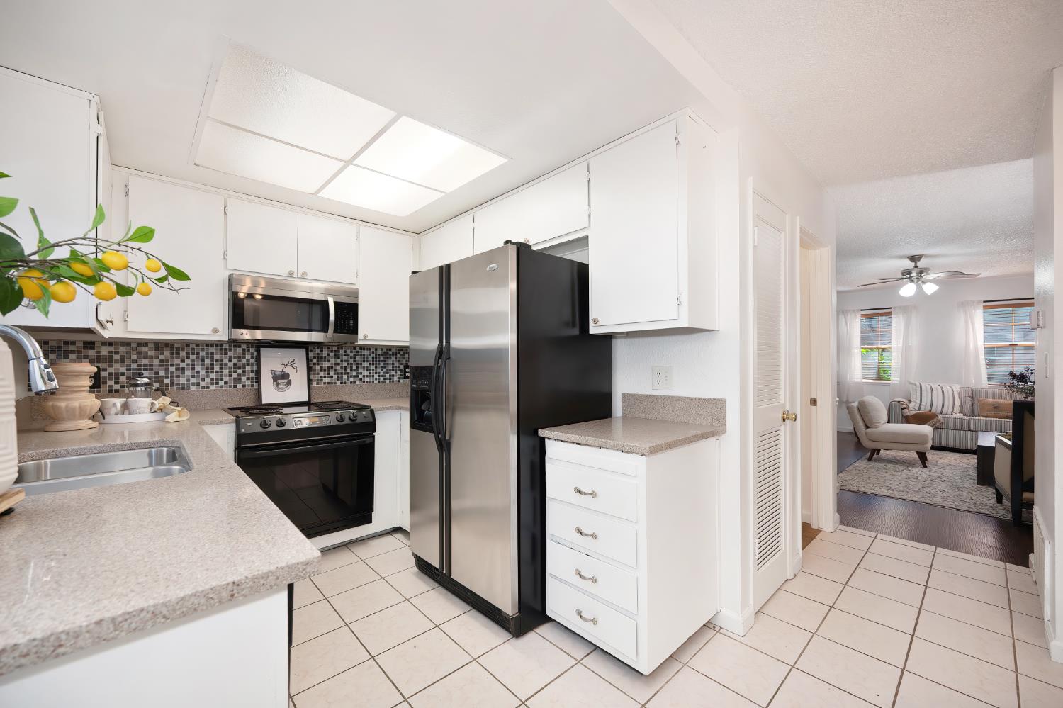 Detail Gallery Image 7 of 29 For 10849 Coloma Rd #2,  Rancho Cordova,  CA 95670 - 3 Beds | 2/1 Baths