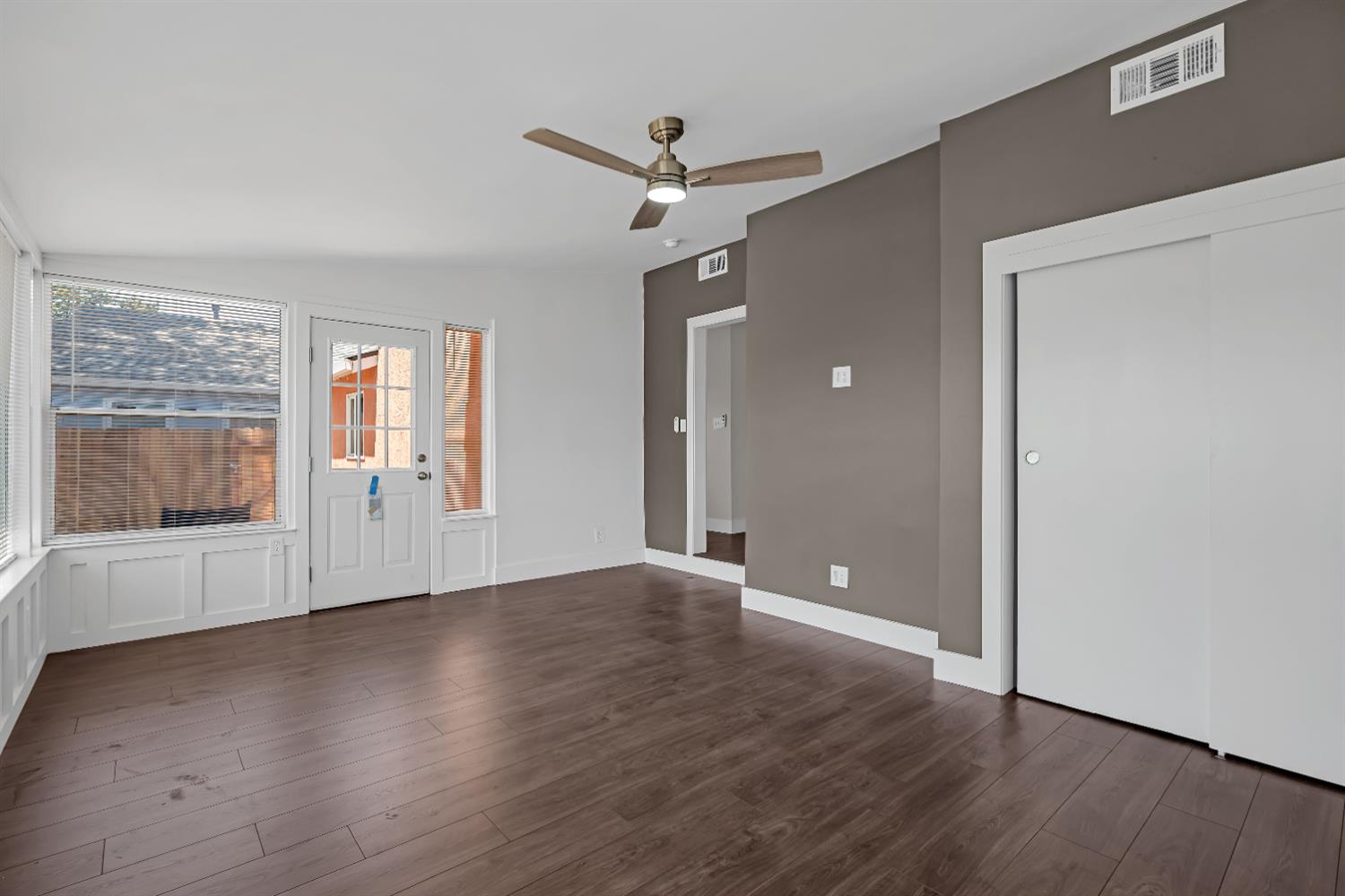 Detail Gallery Image 14 of 29 For 6350 Fruitridge Rd, Sacramento,  CA 95820 - 2 Beds | 1 Baths