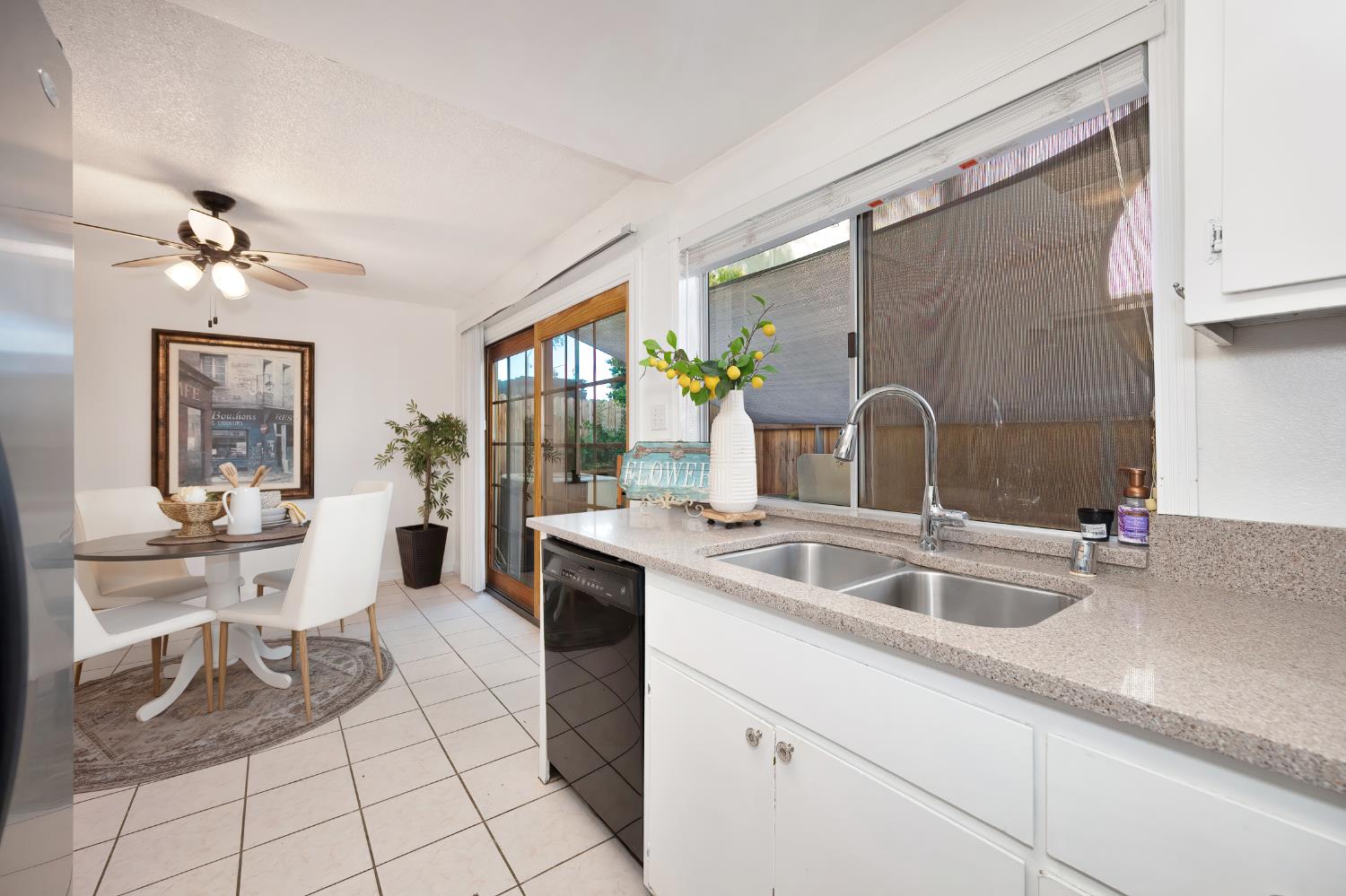 Detail Gallery Image 11 of 29 For 10849 Coloma Rd #2,  Rancho Cordova,  CA 95670 - 3 Beds | 2/1 Baths
