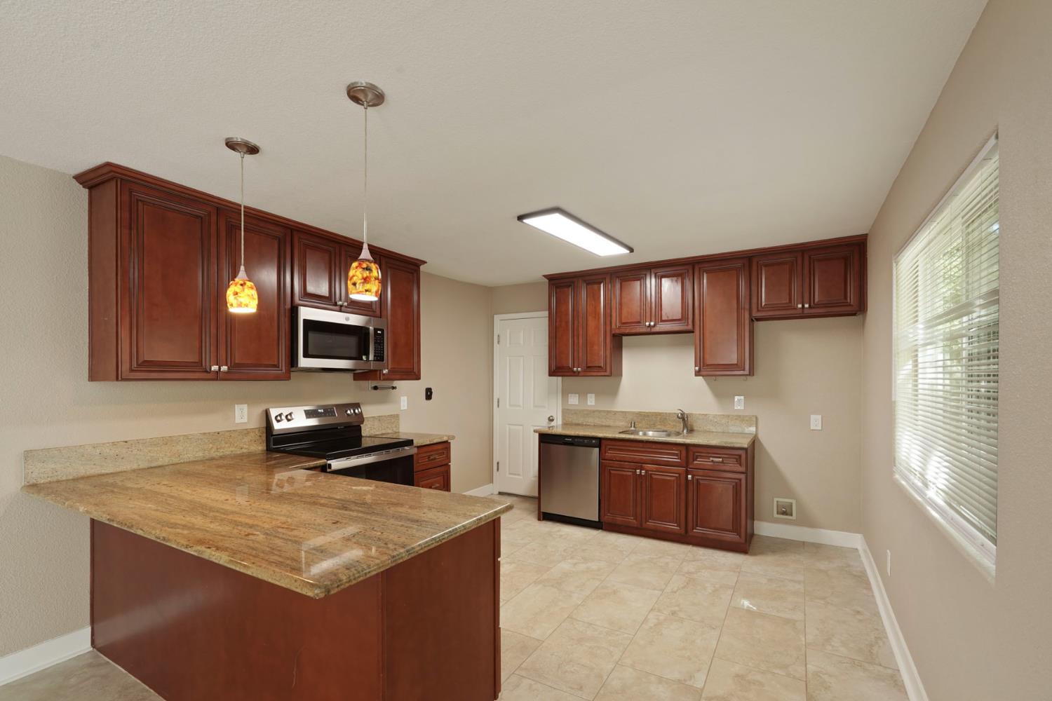 Detail Gallery Image 10 of 31 For 820 Comstock Dr, Folsom,  CA 95630 - 2 Beds | 1 Baths