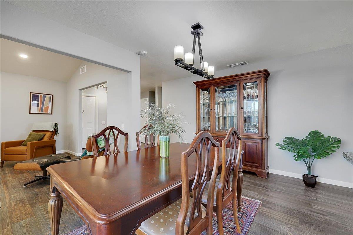 Detail Gallery Image 9 of 43 For 8977 Brydon Way, Sacramento,  CA 95826 - 4 Beds | 2 Baths