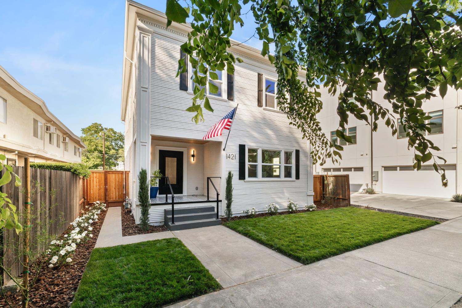 Detail Gallery Image 2 of 73 For 1421 T St, Sacramento,  CA 95811 - 4 Beds | 3 Baths