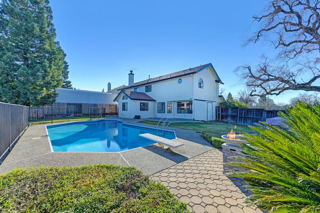 Detail Gallery Image 2 of 32 For 1357 Sun Tree Dr, Roseville,  CA 95661 - 5 Beds | 3 Baths
