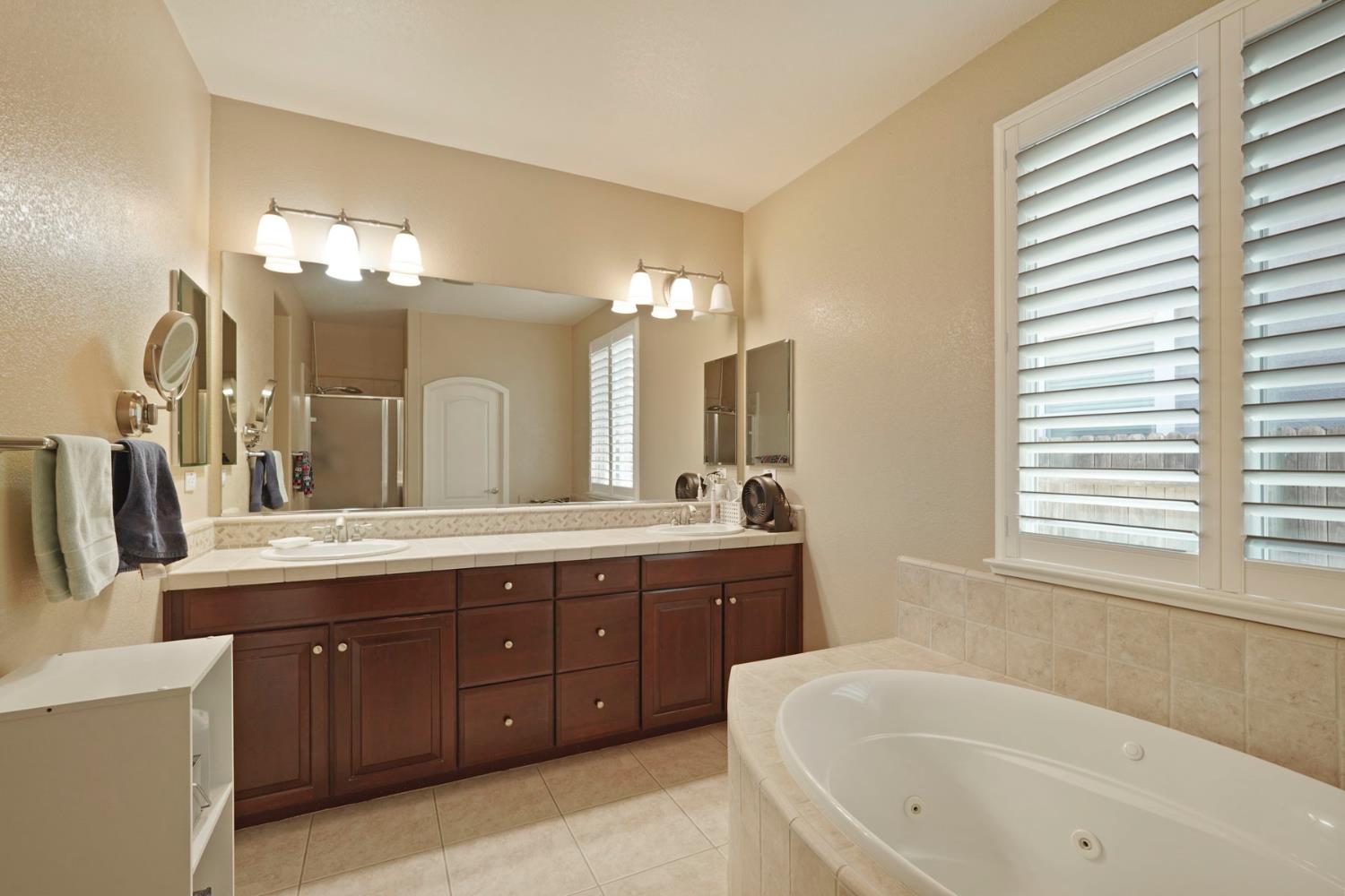 Detail Gallery Image 21 of 50 For 9734 Fall Valley Way, Sacramento,  CA 95829 - 5 Beds | 3 Baths