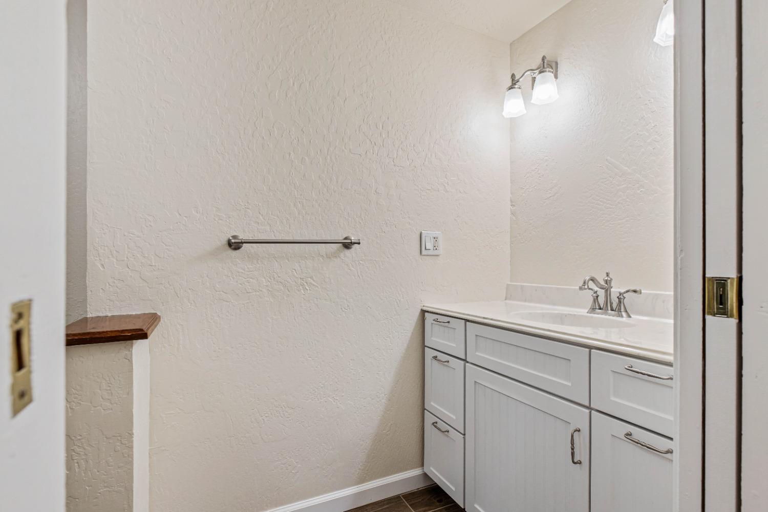 Detail Gallery Image 11 of 47 For 221 N Grant Ave, Manteca,  CA 95336 - 3 Beds | 2/1 Baths