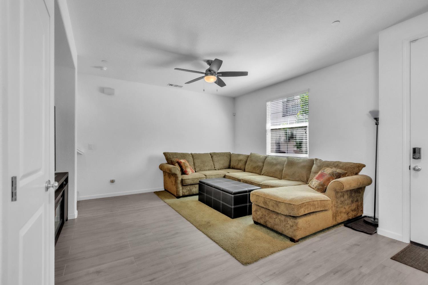 Detail Gallery Image 9 of 27 For 7829 Acorri Walk, Sacramento,  CA 95823 - 3 Beds | 2/1 Baths