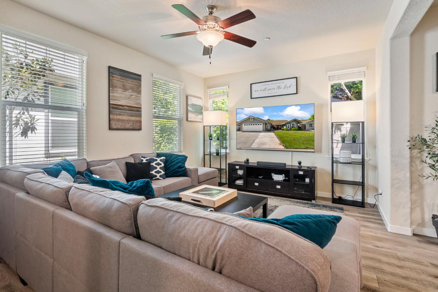 Detail Gallery Image 20 of 39 For 4242 Ocean Ln, Elk Grove,  CA 95757 - 4 Beds | 2/1 Baths