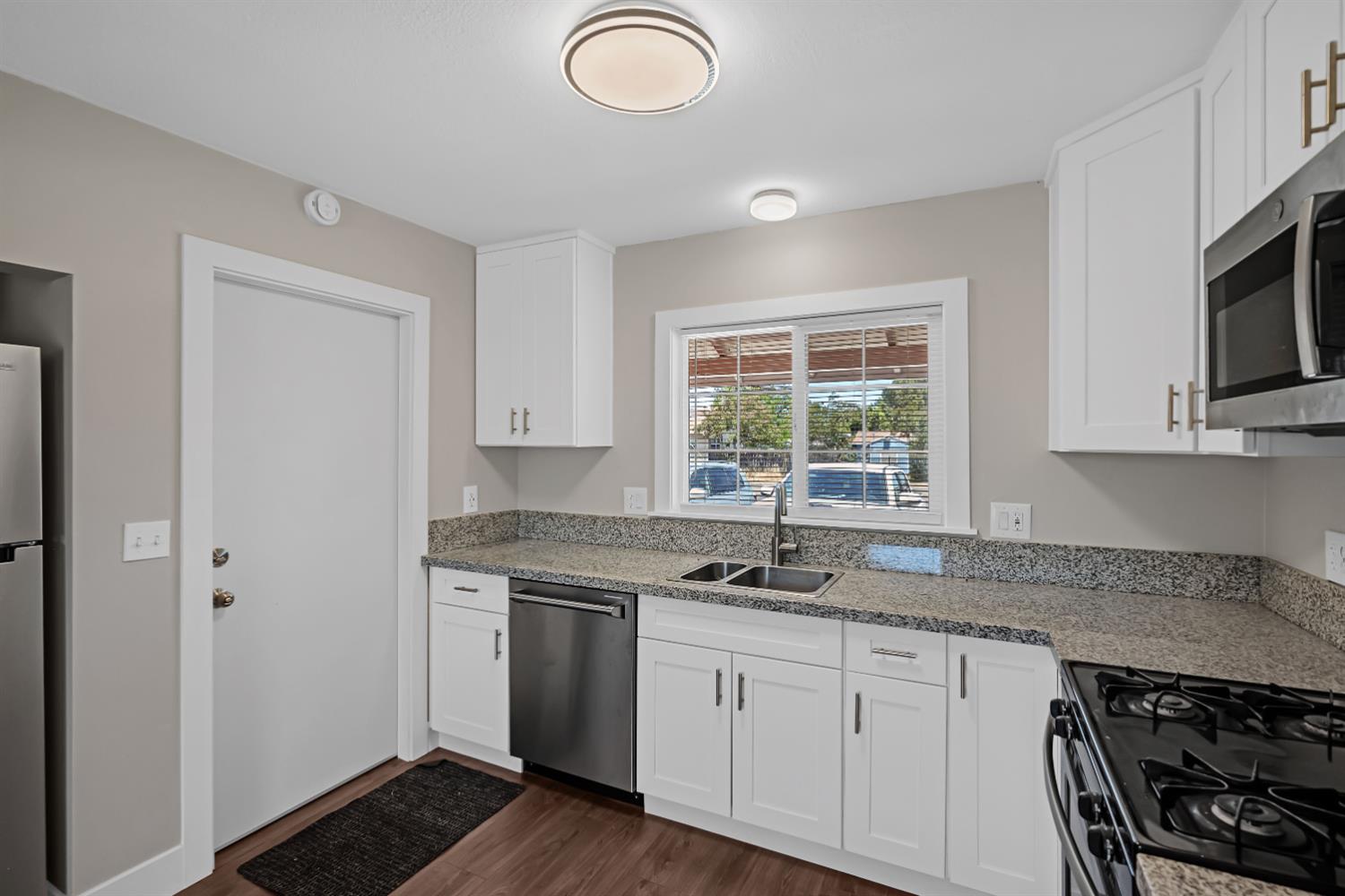 Detail Gallery Image 8 of 29 For 6350 Fruitridge Rd, Sacramento,  CA 95820 - 2 Beds | 1 Baths