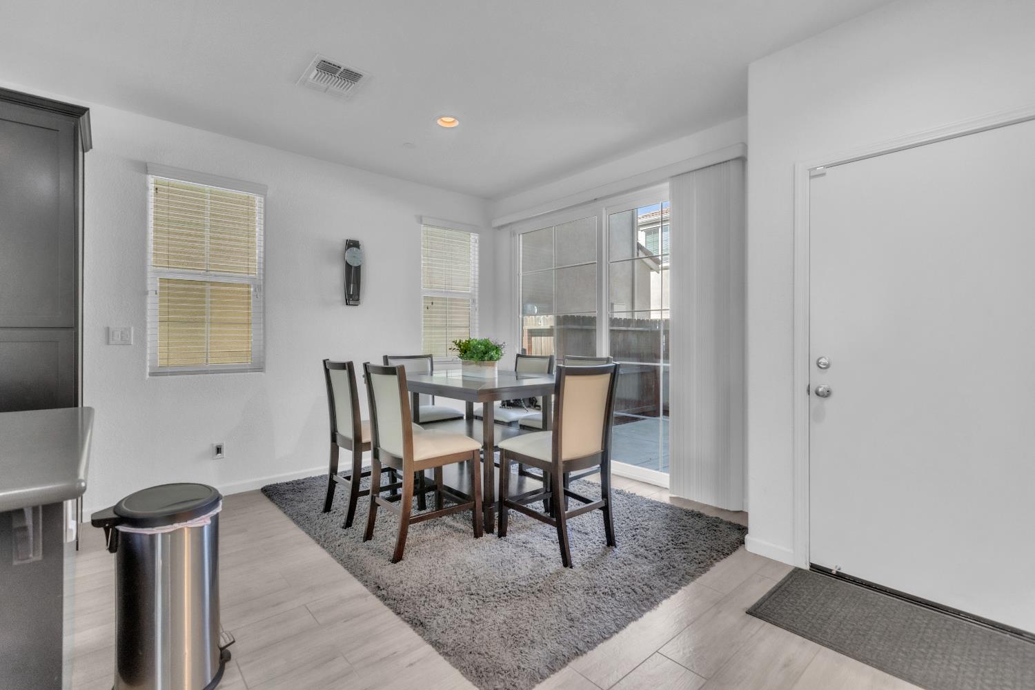 Detail Gallery Image 8 of 27 For 7829 Acorri Walk, Sacramento,  CA 95823 - 3 Beds | 2/1 Baths