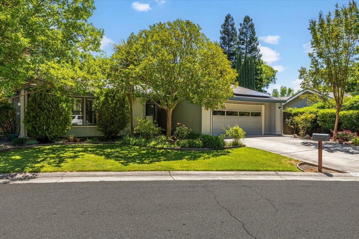 Detail Gallery Image 2 of 37 For 6544 Shadow Hawk Dr, Citrus Heights,  CA 95621 - 3 Beds | 2 Baths