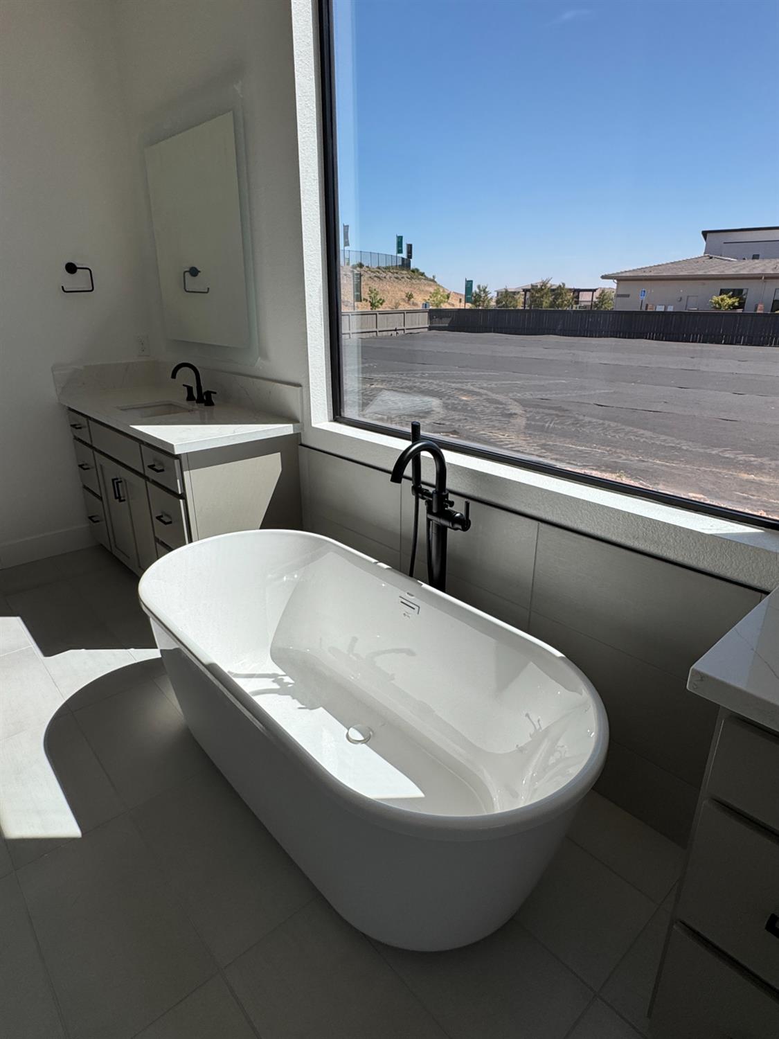 Detail Gallery Image 9 of 13 For 4657 Dehone Cir, Folsom,  CA 95630 - 4 Beds | 4/1 Baths