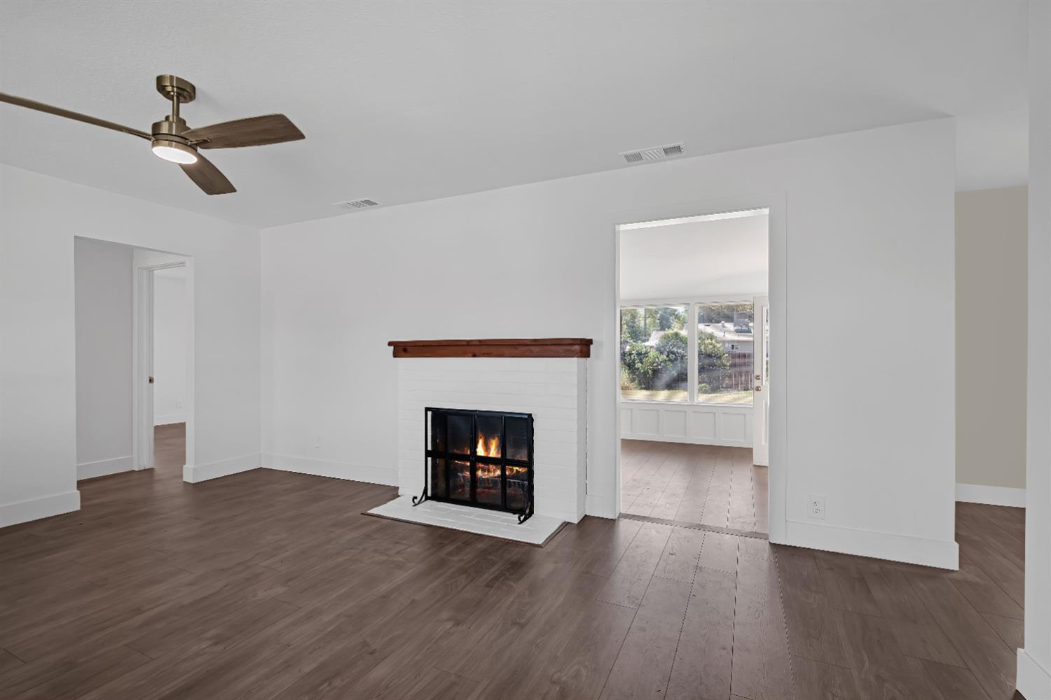 Detail Gallery Image 3 of 29 For 6350 Fruitridge Rd, Sacramento,  CA 95820 - 2 Beds | 1 Baths