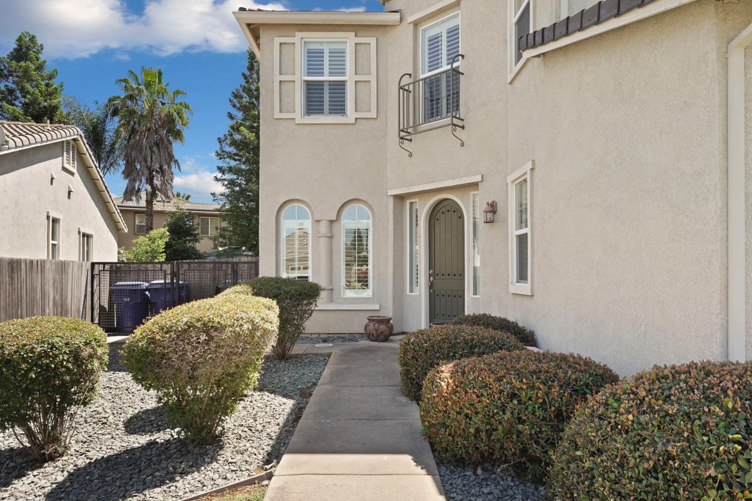 Detail Gallery Image 2 of 50 For 9734 Fall Valley Way, Sacramento,  CA 95829 - 5 Beds | 3 Baths