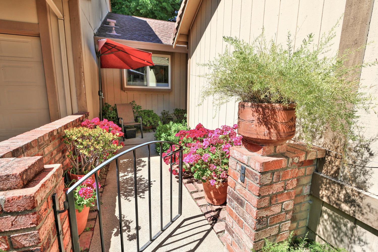 Detail Gallery Image 2 of 36 For 7043 Rancho Mirage Ct, Citrus Heights,  CA 95621 - 2 Beds | 2 Baths