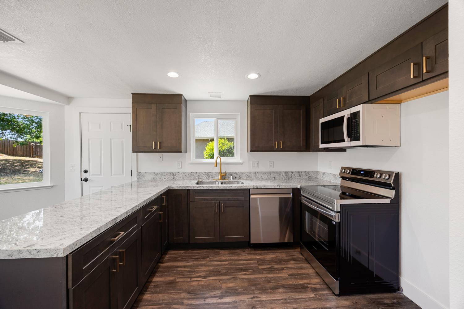 Detail Gallery Image 9 of 25 For 7226 Eminent Ct, Sacramento,  CA 95842 - 3 Beds | 2 Baths