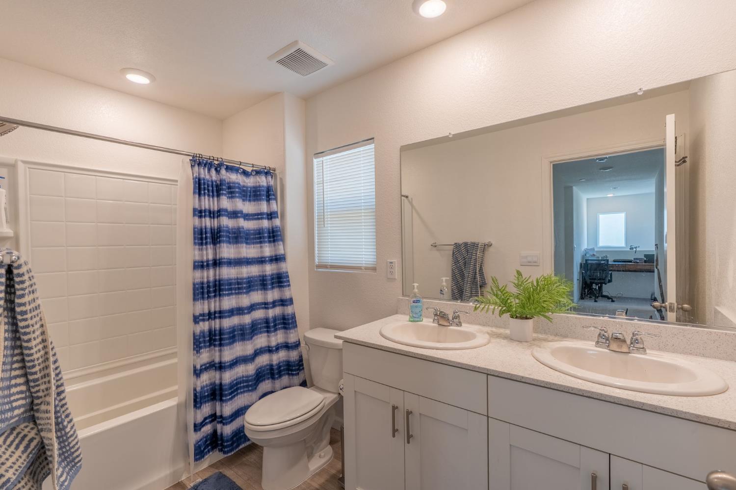 Detail Gallery Image 18 of 32 For 6421 Maple Leaf Ln, Riverbank,  CA 95367 - 5 Beds | 3 Baths