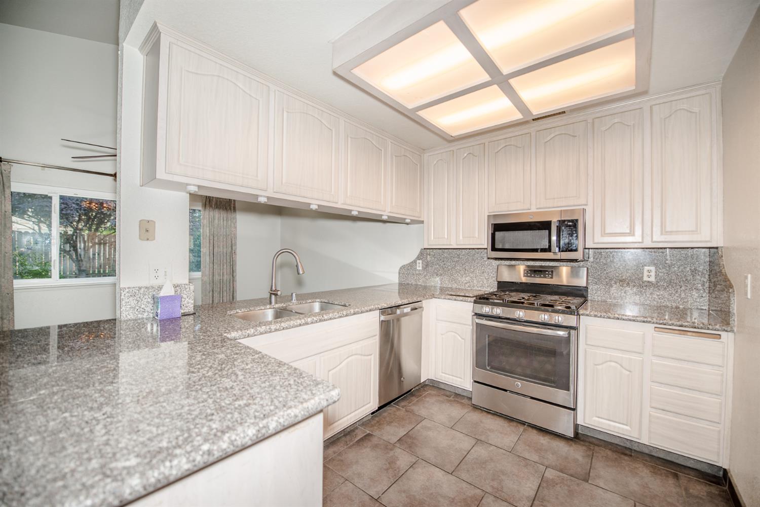 Detail Gallery Image 7 of 16 For 1455 Willow Springs Dr, Woodland,  CA 95776 - 3 Beds | 2 Baths