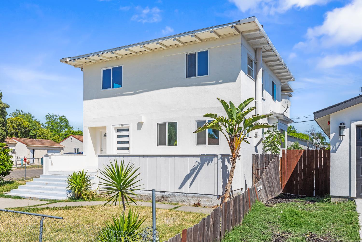 Detail Gallery Image 2 of 24 For 169 W 5th St, Stockton,  CA 95206 - 4 Beds | 3 Baths