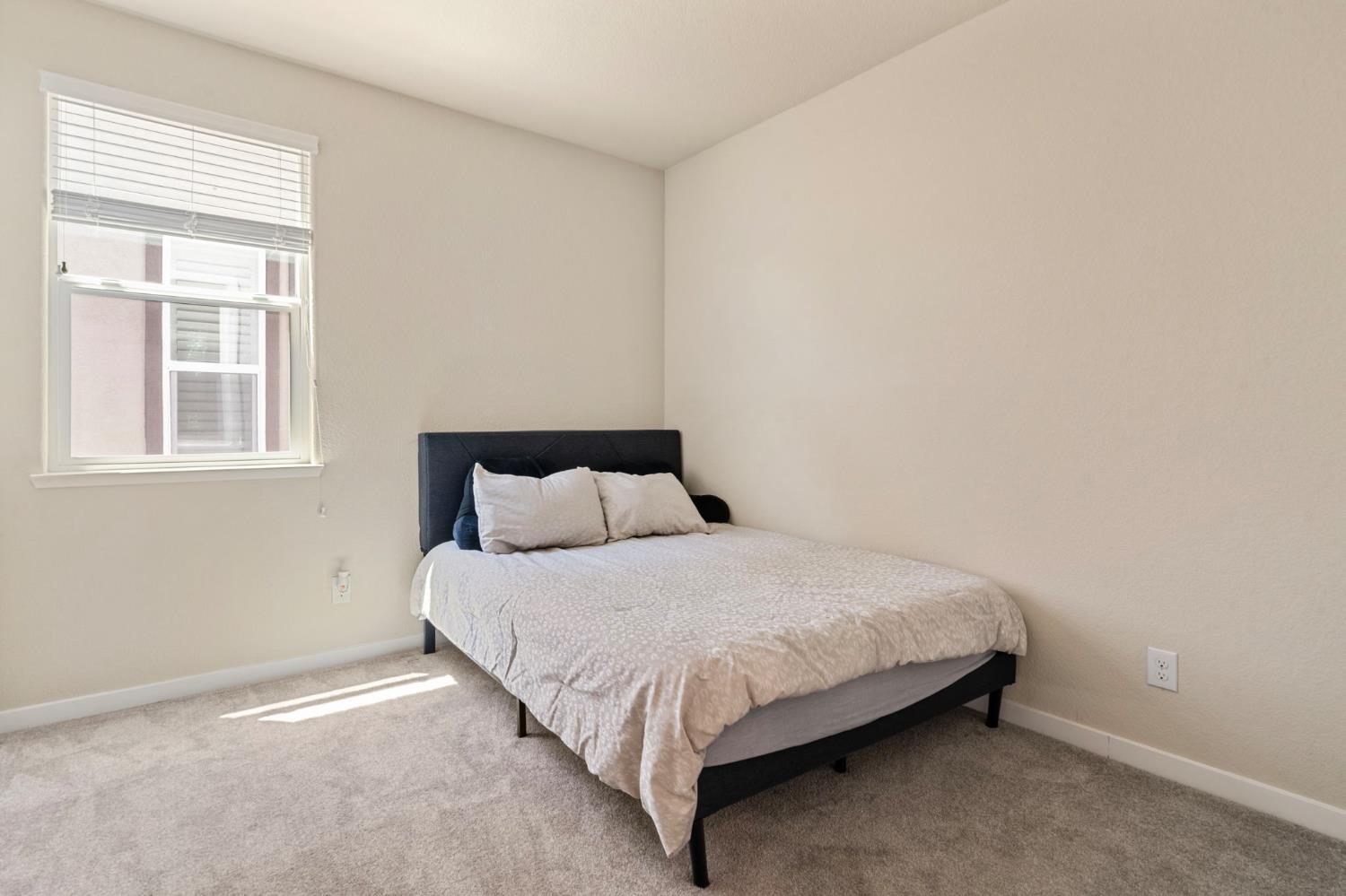 Detail Gallery Image 31 of 39 For 4242 Ocean Ln, Elk Grove,  CA 95757 - 4 Beds | 2/1 Baths