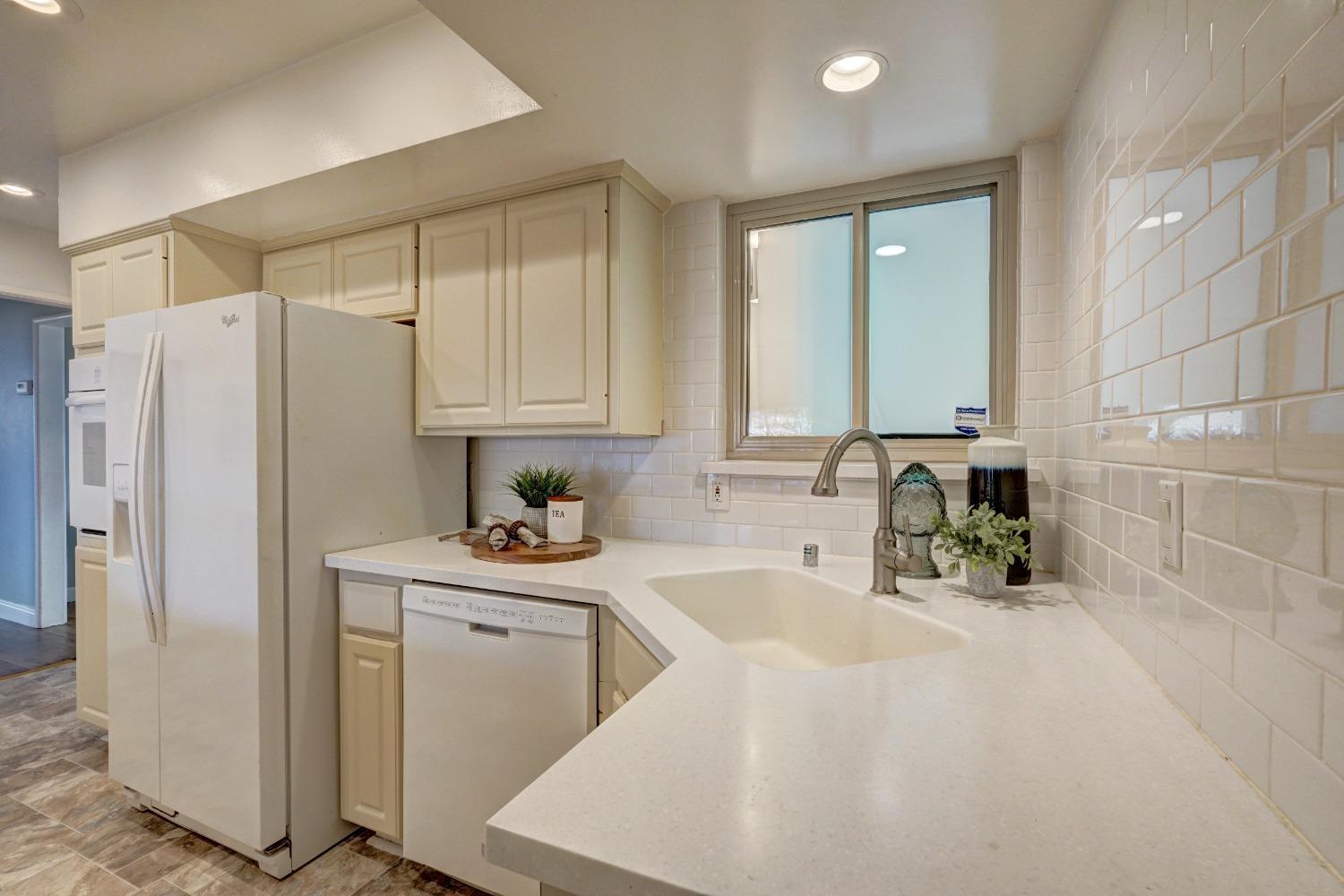 Detail Gallery Image 10 of 34 For 1005 Hillcrest Ave, Roseville,  CA 95678 - 3 Beds | 2 Baths