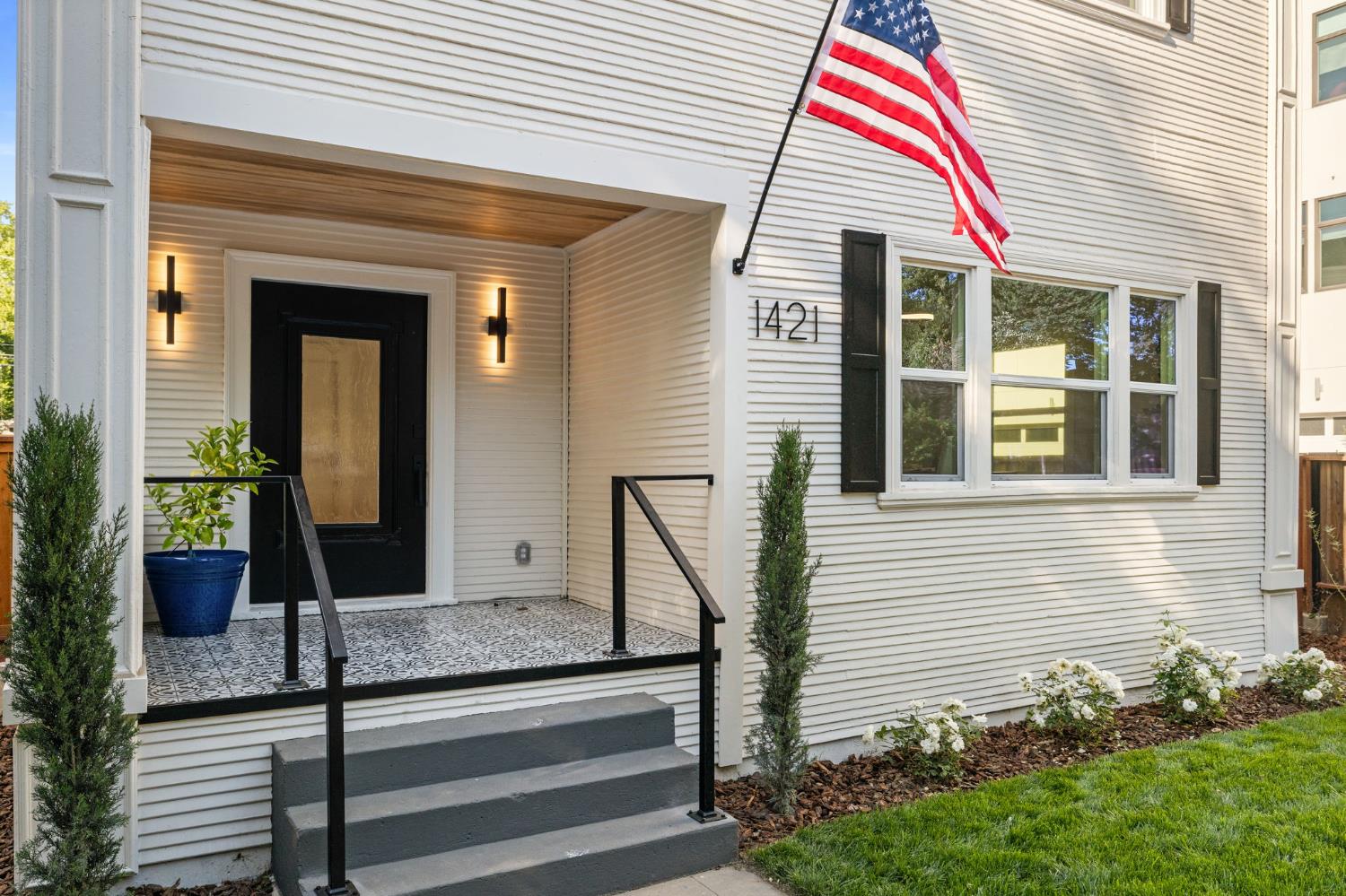 Detail Gallery Image 5 of 73 For 1421 T St, Sacramento,  CA 95811 - 4 Beds | 3 Baths