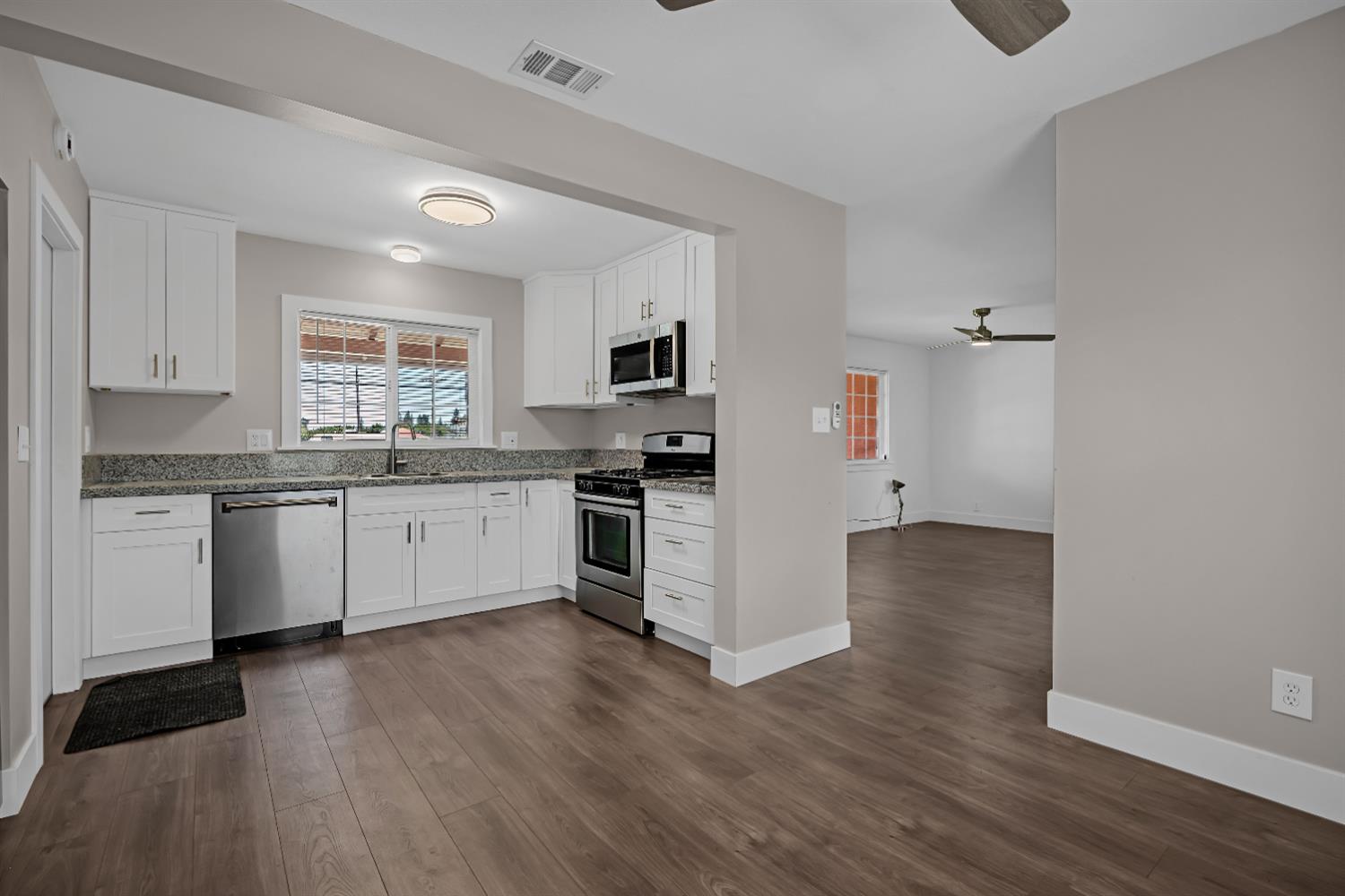 Detail Gallery Image 6 of 29 For 6350 Fruitridge Rd, Sacramento,  CA 95820 - 2 Beds | 1 Baths