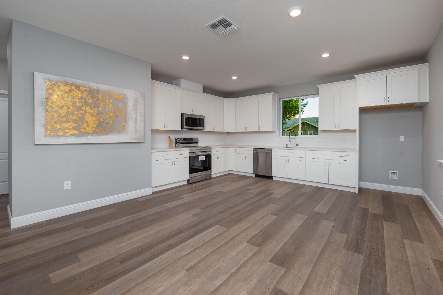 Detail Gallery Image 12 of 54 For 745 W Harding Way, Stockton,  CA 95204 - 5 Beds | 3 Baths