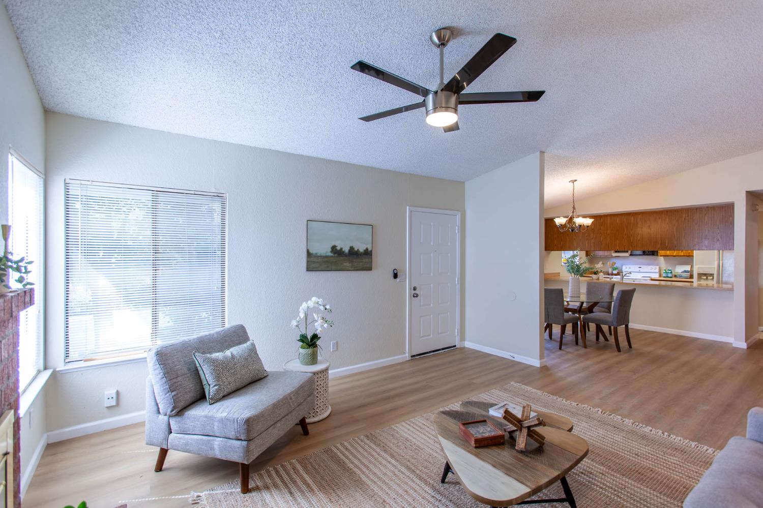 Detail Gallery Image 4 of 28 For 2949 Candido Dr, Sacramento,  CA 95833 - 2 Beds | 2 Baths